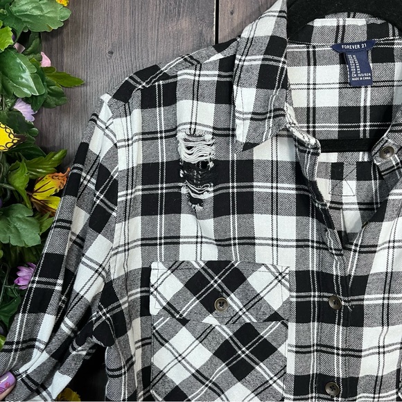 §🌼3/$30🌼Forever 21 Plaid Button Down Distressed Flannel Size Medium - Picture 6 of 16